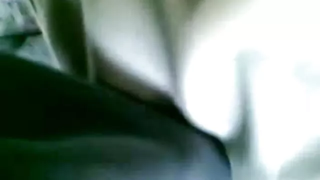XXX χωρίς εγγραφή  Η γυναίκα απλώνει τα ρολά και ο άντρας έσπρωξε το χέρι του στον βιντεο πορνο δωρεαν κώλο του