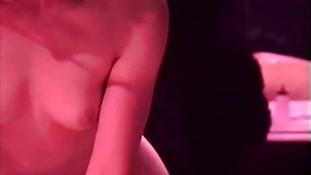 XXX χωρίς εγγραφή  Τραχάρι αλείφοντας ρωγμές με λάδι για αθλητική ομορφιά και βάζοντας ένα αιδοίο δωρεα πορνο στο τέλος