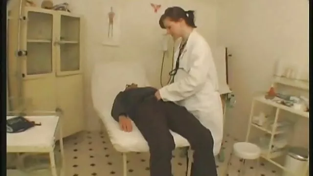 XXX χωρίς εγγραφή  Νεαρή ξανθιά σε όμορφα εσώρουχα σεξ δωρεαν ταινιεσ πορνο με έναν Ρώσο