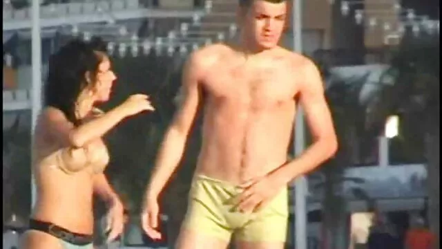 XXX χωρίς εγγραφή  Ένας άντρας γλείφει ταινιεσ πορνο δωρεαν τον κώλο του φίλου της κοντά στην πισίνα