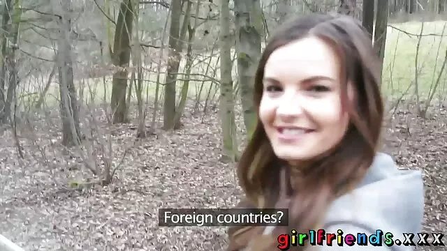 XXX χωρίς εγγραφή  Ένα μπλε berjins σεξ πορνο δωρεαν γυναίκα κοντά στο Κρεβάτι Χαϊδεύοντας ανάμεσα στα πόδια της