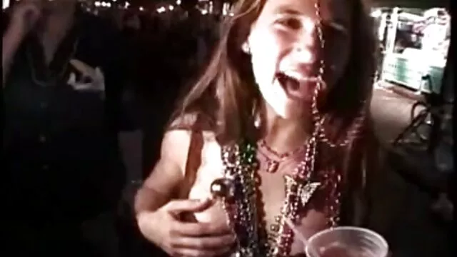 XXX χωρίς εγγραφή  Ο σύζυγός της τράβηξε μια νεαρή γυναίκα σε ένα μακρύ κοτόπουλο με δωρεαν πορνο σαιτ τατουάζ στον καθρέφτη