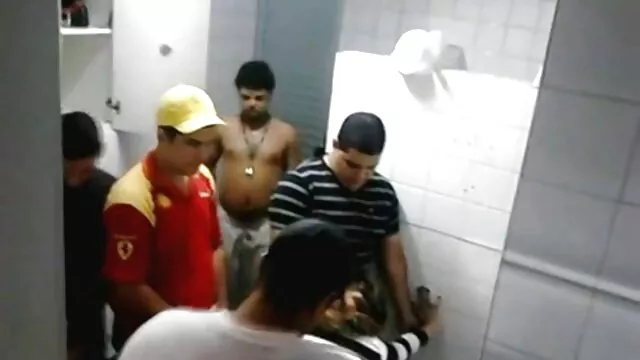 XXX χωρίς εγγραφή  Ξανθιά παπουτσωμένος σε κόκκινο Αυνανισμός καβάλο βιντεο δωρεαν πορνο στην οροφή του σπιτιού