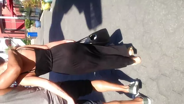 XXX χωρίς εγγραφή  Ασιατικές νεαρό κορίτσι με ένα σέξι τατουάζ στο κάτω μέρος της πλάτης πιέζει το δονητή σαν δωρεα πορνο φίδι στο πρωκτικό