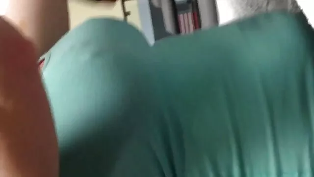 XXX χωρίς εγγραφή  Ενώ ο ενήλικος σερβιτόρος φροντίζει τη βιντεο πορνο δωρεαν μπανιέρα πλύσης, ο ιδιοκτήτης της θείας κουζίνας στέλνει