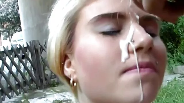 XXX χωρίς εγγραφή  Μαθήτριες σταθεί με δωρεαν πορνο βιντεοσ σκυλάκι στυλ, Κούνι κλωτσιές και ένα δάχτυλο τράνταγμα