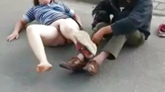 XXX χωρίς εγγραφή  Παχουλή δωρεαν ταινιεσ πορνο μητέρα δείχνει μεγάλη κοιλιά μπροστά στην κάμερα