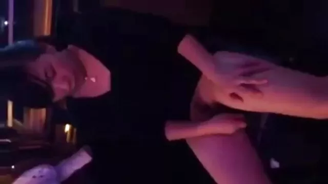 XXX χωρίς εγγραφή  Δύο φίλοι ταυτόχρονα γαμημένο το μουνί και τον κώλο MILF σε κάλτσες βιντεο πορνο δωρεαν