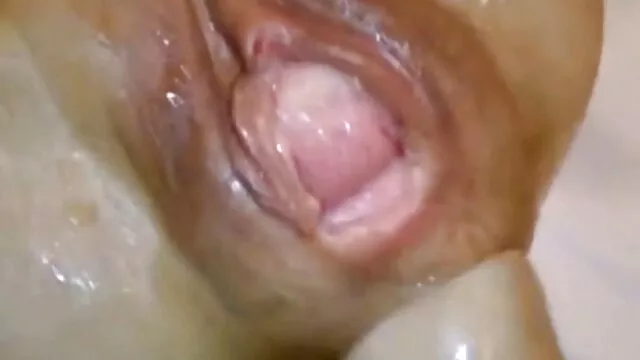 XXX χωρίς εγγραφή  Νυμφομανής εισάγοντας μια μπανάνα στο μουνί της πορνο ελληνικο δωρεαν