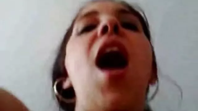 XXX χωρίς εγγραφή  Γυναίκα σε μαύρες κάλτσες δωρεαν πορνο με ζωα γαμημένο με το κεφάλι στο πλυντήριο