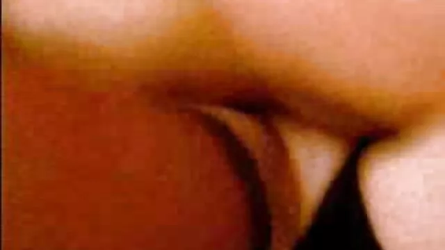 XXX χωρίς εγγραφή  Καυτή ξανθιά σε πράσινο σορτς δίνει μια πίπα σε ένα φίλο και κάθεται δωρεαν πορνο βιντεοσ σε αυτό