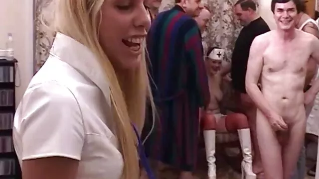 XXX χωρίς εγγραφή  Κορίτσι σε ψηλά ταινιεσ πορνο δωρεαν τακούνια δίνει ένας αγρότης σε όλες τις τρύπες