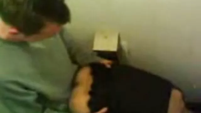 XXX χωρίς εγγραφή  Νεαρό κορίτσι χαϊδεύοντας ένα καπέλο με τα δάχτυλα στη βιντεο δωρεαν πορνο ρίψη
