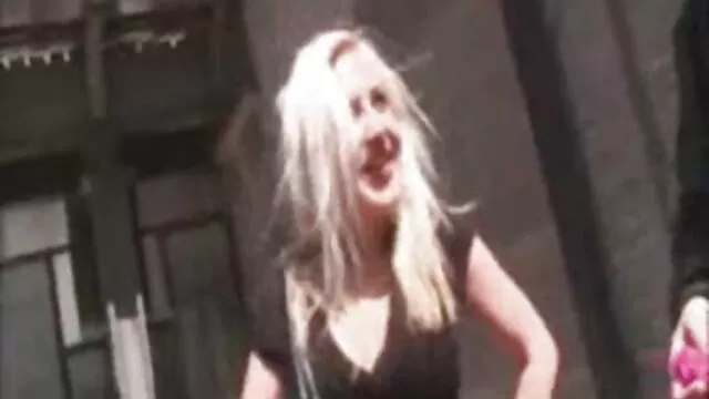 XXX χωρίς εγγραφή  Ξανθιά σπορ κορίτσι με δωρεαν πορνο ταινιεσ μητρια μεγάλα στήθη που δείχνει το σώμα της